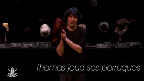 Thomas joue ses perruques